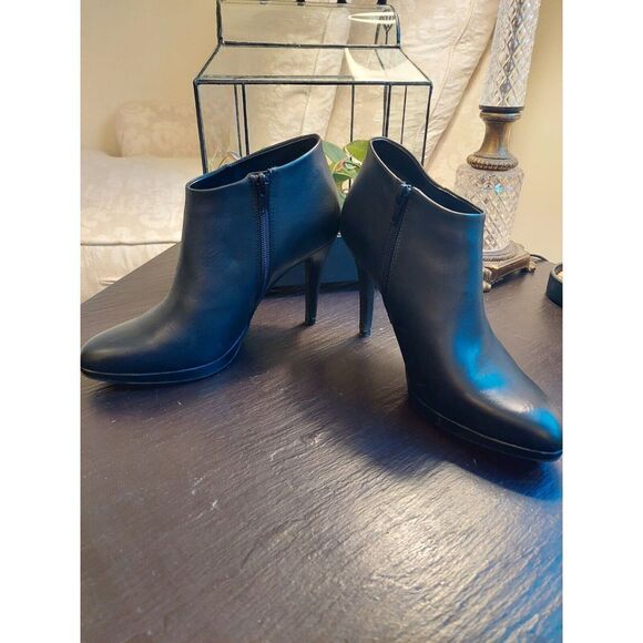 Levity Black‎ Leather Shooties Half Boot Ankle Heels Size 8M - Picture 1 of 9